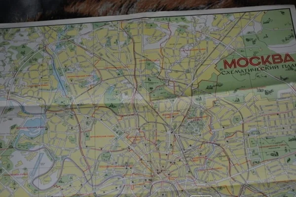 Москва повертається до паперових карт