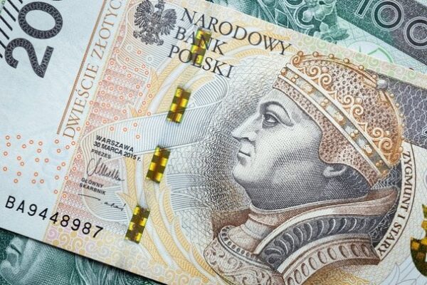 Українські батьки в Польщі скаржаться на несподіване припинення допомоги «800». У ZUS пояснили, через що виникла проблема, та розповіли, як можна відновити виплати.