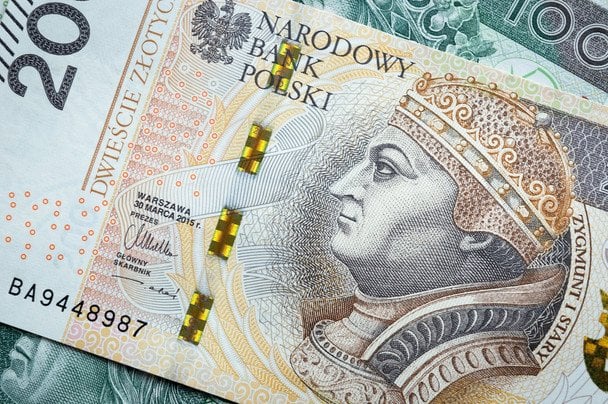 У Польщі в українців масово забирають виплати навіть без попередження