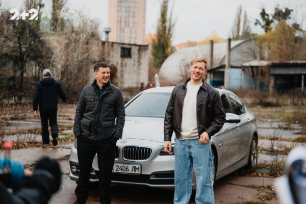 Як поєднали Бакланова та Вівчарюка: що відбувалося за лаштунками нового серіалу 2+2 “Таксі для опера”
