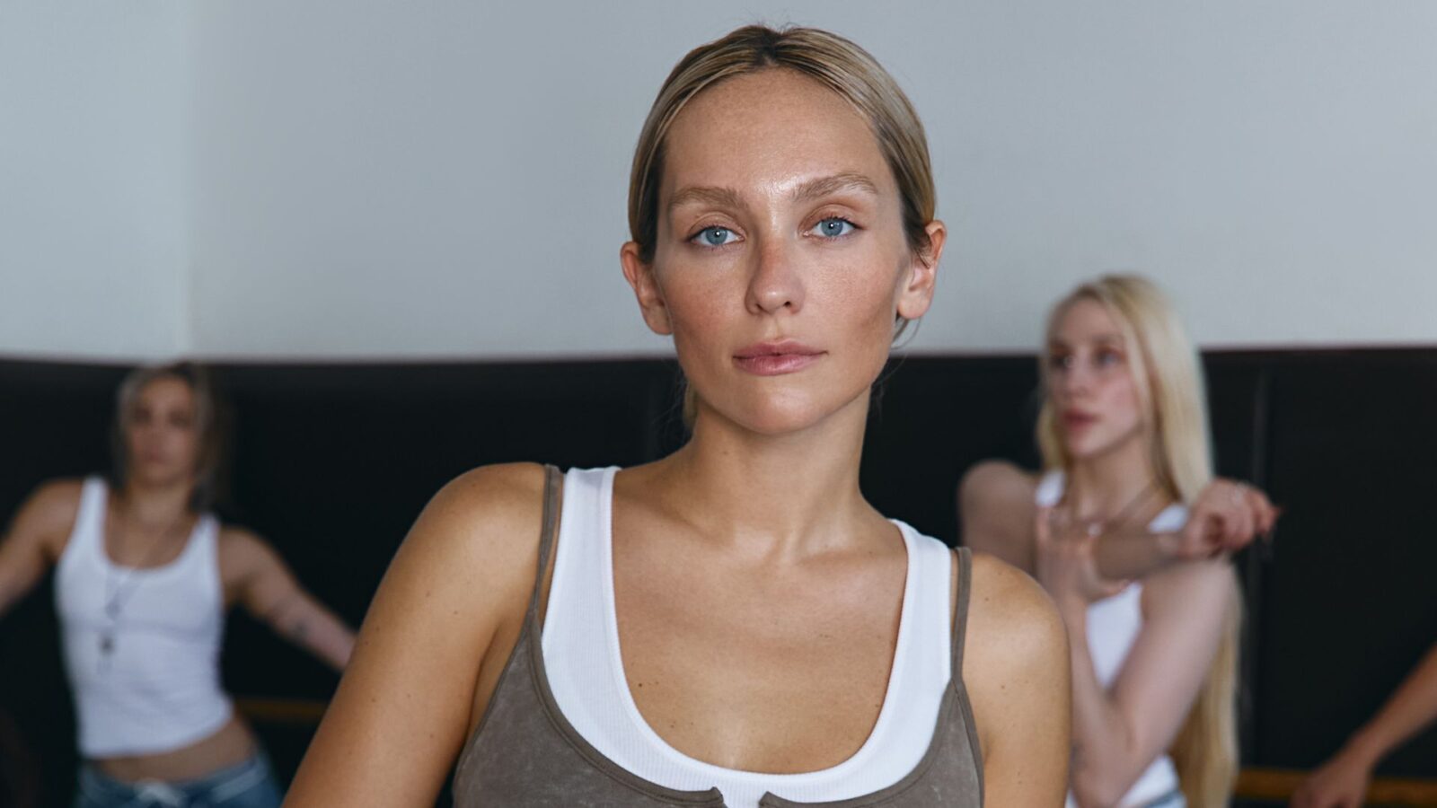 "Мама виходить з декрету": ROXOLANA випустила нову пісню "Червона і сумна" та кліп до неї