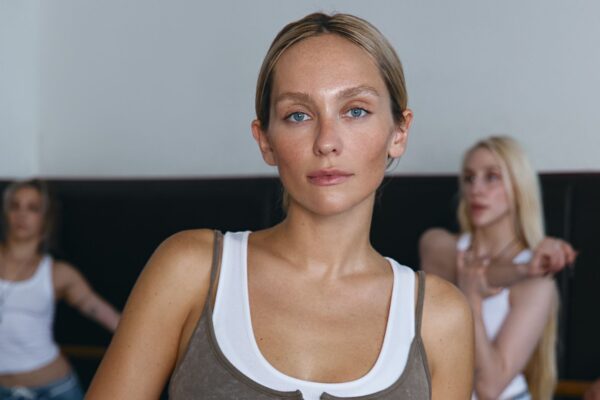 “Мама виходить з декрету”: ROXOLANA випустила нову пісню “Червона і сумна” та кліп до неї
