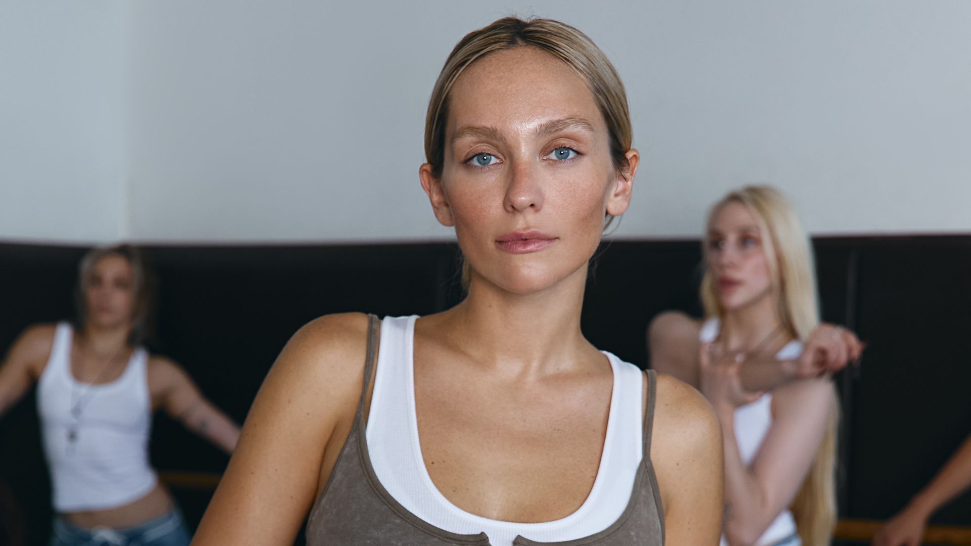 “Мама виходить з декрету”: ROXOLANA випустила нову пісню “Червона і сумна” та кліп до неї