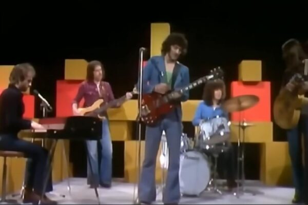 Пісня 1974 року так і не стала хітом №1, але через десятиліття знову підірвала чарти