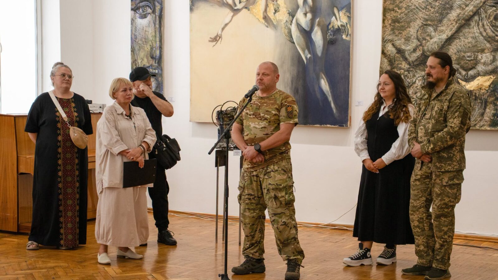 Невидимий слід фронту: у Черкаському художньому музеї стартувала виставка "Відлуння"