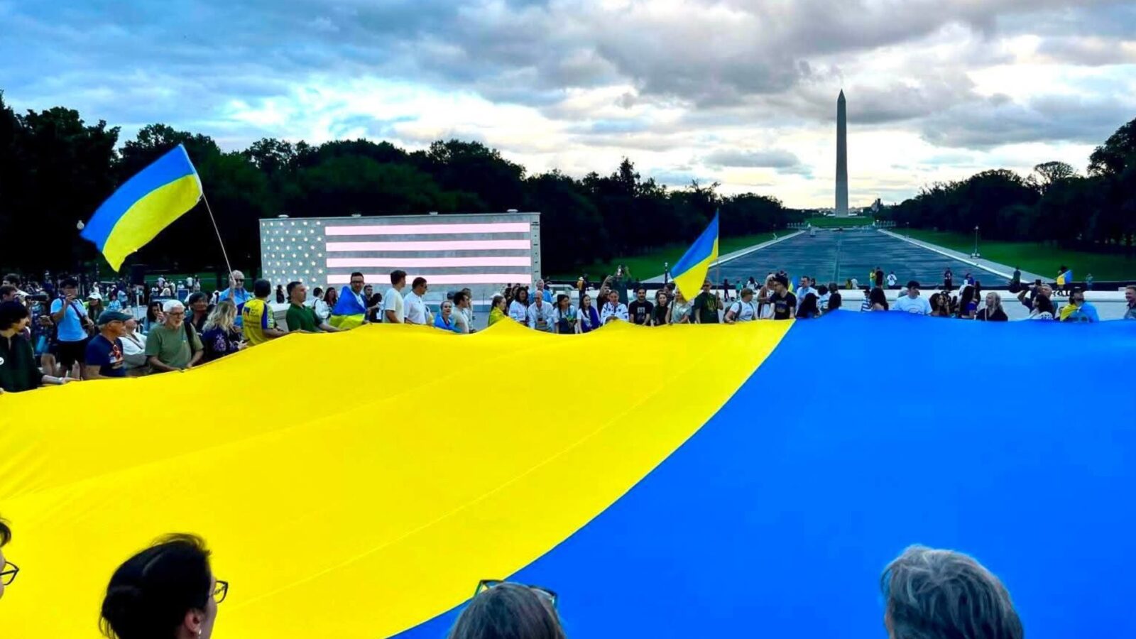 У США розгорнули гігантський прапор до Дня Незалежності України