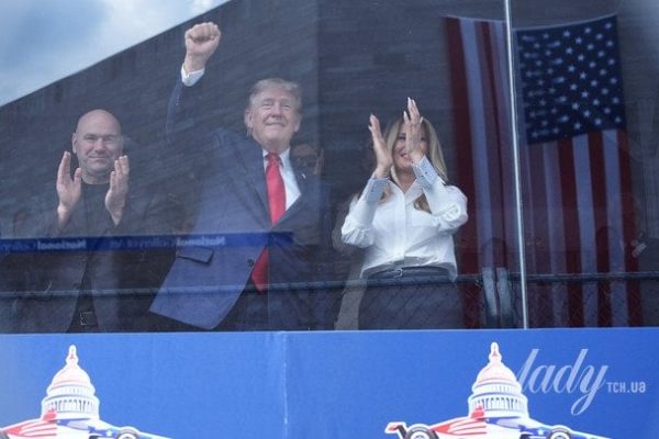 Дональд Трамп намагався ефектно дати старт перегонам, але відео стало мемом. Експертка помітила момент, коли президент, ймовірно, занервував.