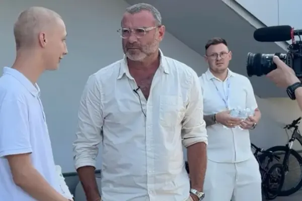 Голлівудський актор Лієв Шрайбер зустрівся з українськими дітьми, яким допомагає в лікуванні протягом років