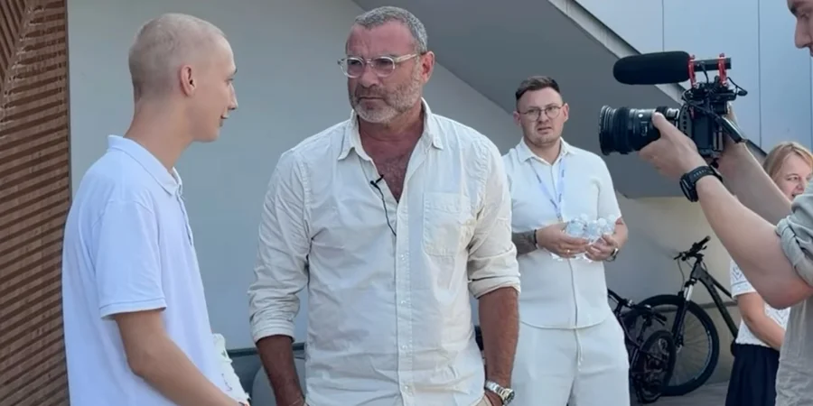 Голлівудський актор Лієв Шрайбер зустрівся з українськими дітьми, яким допомагає в лікуванні протягом років