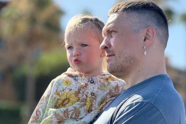 Олександр Усик разом із дружиною Катериною та трьома дітьми вирушив на відпочинок до Іспанії