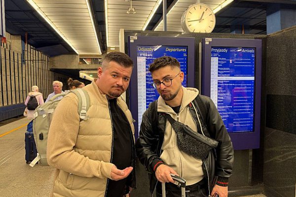 Юлік та Панас Буйний застрягли у Варшаві через затримку рейсу